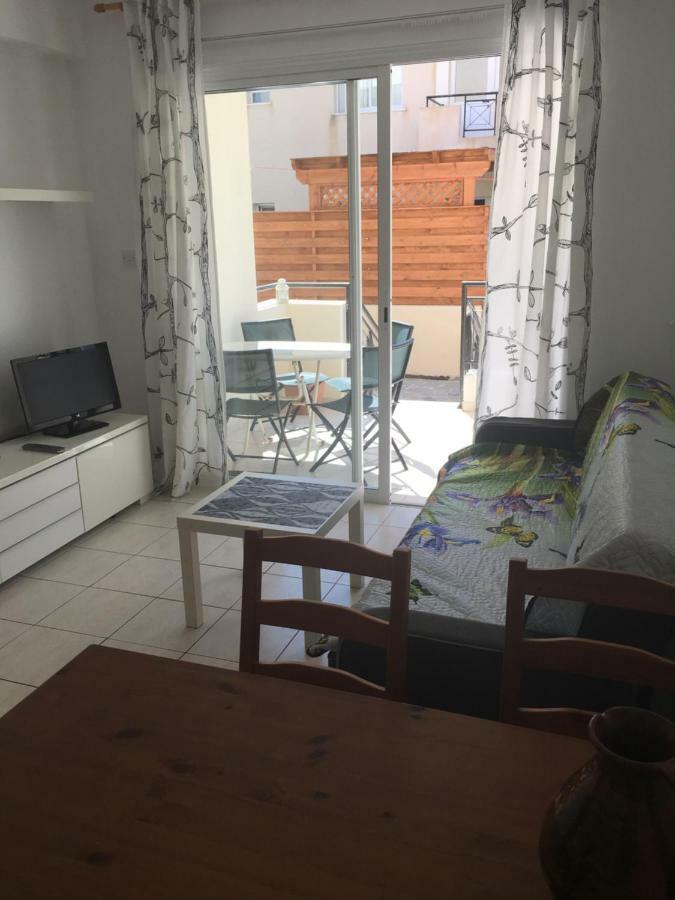 By The Sea Apartment Paphos Bagian luar foto