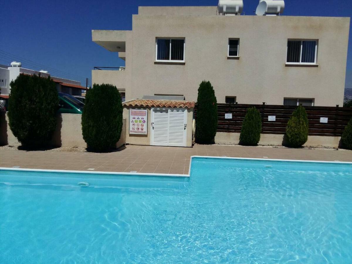 By The Sea Apartment Paphos Bagian luar foto